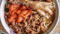 Racikan mie kaki lima ini benar-benar mie dengan ceker ayam yang berbumbu kecap. Foto : Instagram @jogjakakilima