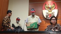 Wakil Ketua KPK, Basaria Panjaitan bersama juru bicara KPK, Febri Diansyah memberi keterangan pers terkait operasi tangkap tangan (OTT) Bupati Lampung Utara, di Jakarta, Senin (7/10/2019).