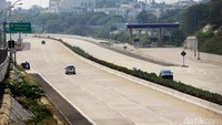 Usai resmi dibuka secara fungsional, sejumlah kendaraan roda empat pun nampak hilir mudik melintasi jalan Tol Cijago Seksi II tersebut.