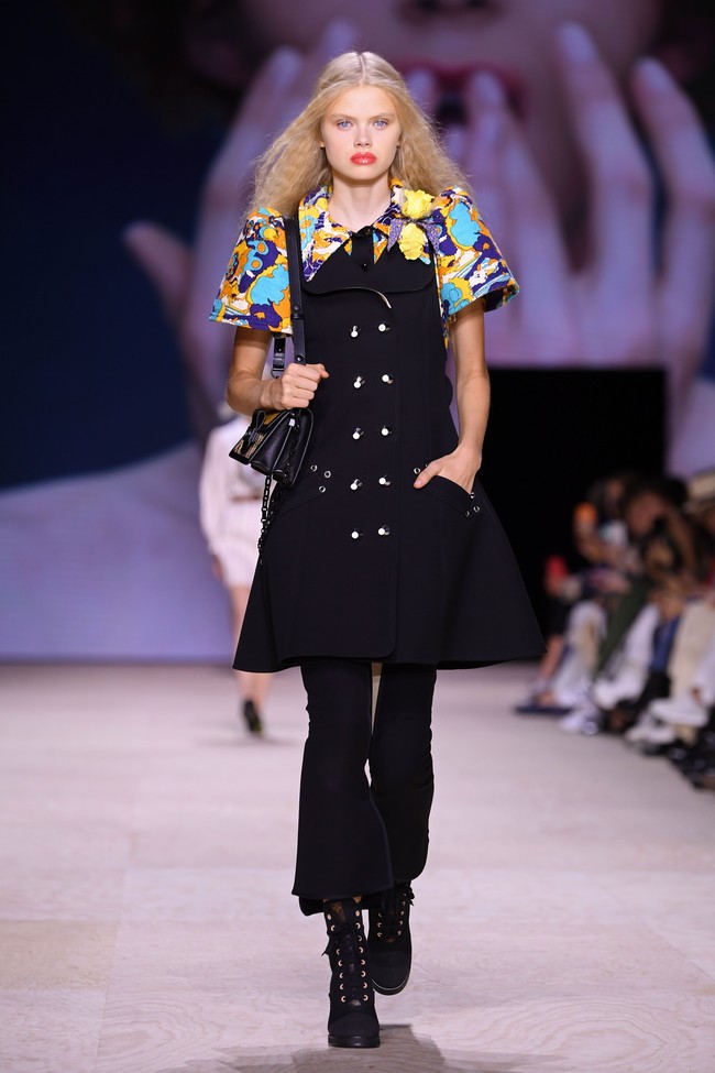 Fashion show Louis Vuitton di Paris Fashion Week, Selasa (1/10/2019) mempersembahkan koleksi busana yang terinspirasi abad ke-18 untuk musim semi 2020. (Photo by Pascal Le Segretain/Getty Images.