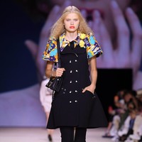 Fashion show Louis Vuitton di Paris Fashion Week, Selasa (1/10/2019) mempersembahkan koleksi busana yang terinspirasi abad ke-18 untuk musim semi 2020. (Photo by Pascal Le Segretain/Getty Images.