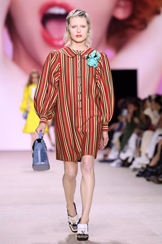 Fashion show Louis Vuitton di Paris Fashion Week, Selasa (1/10/2019) mempersembahkan koleksi busana yang terinspirasi abad ke-18 untuk musim semi 2020. (Photo by Pascal Le Segretain/Getty Images.