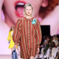 Fashion show Louis Vuitton di Paris Fashion Week, Selasa (1/10/2019) mempersembahkan koleksi busana yang terinspirasi abad ke-18 untuk musim semi 2020. (Photo by Pascal Le Segretain/Getty Images.
