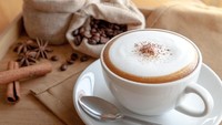 Cappuccino - Tinggi rendahnya kalori yang dimiliki dari secangkir cappuccino adalah dari jenis susu yang dipakai. Jika memakai susu full cream secangkir cappuccino mengandung 150 kalori. Lalu jika menggunakan susu skim, mengandung 68 kalori, dan jika menggunakan susu almond hanya mengandung 30 kalori per cangkirnya. Foto: iStock/istimewa