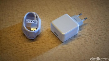 Kabel data USB Type C dan charger yang mendukung teknologi VOOC 3.0. Foto: Adi Fida Rahman/detikINET