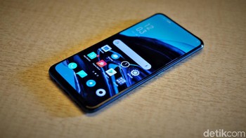 Layarnya punya resolusi 1080 x 2340 pixels dan rasio 19.5:9. Foto: Adi Fida Rahman/detikINET