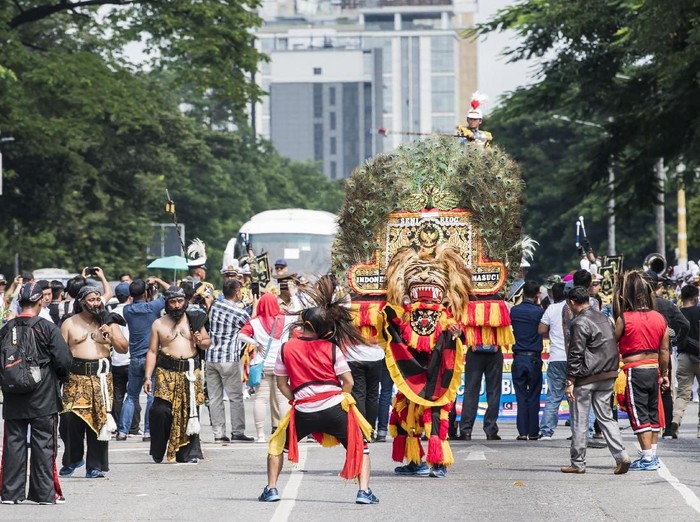 Penampilan kesenian Indonesia Reog Ponorogo sukses menghibur warga di Kota Yangon, Myanmar. Para prajurit TNI AL yang menampilkan kesenian tersebut.