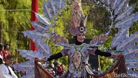 Dalam karnaval ini para peserta berjalan kaki melalui rute sejauh 3 kilometer.