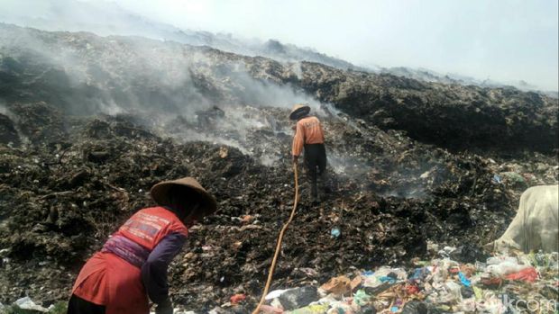 Warga Mengungsi Akibat Kepulan Asap dari TPA Putri Cempo Solo