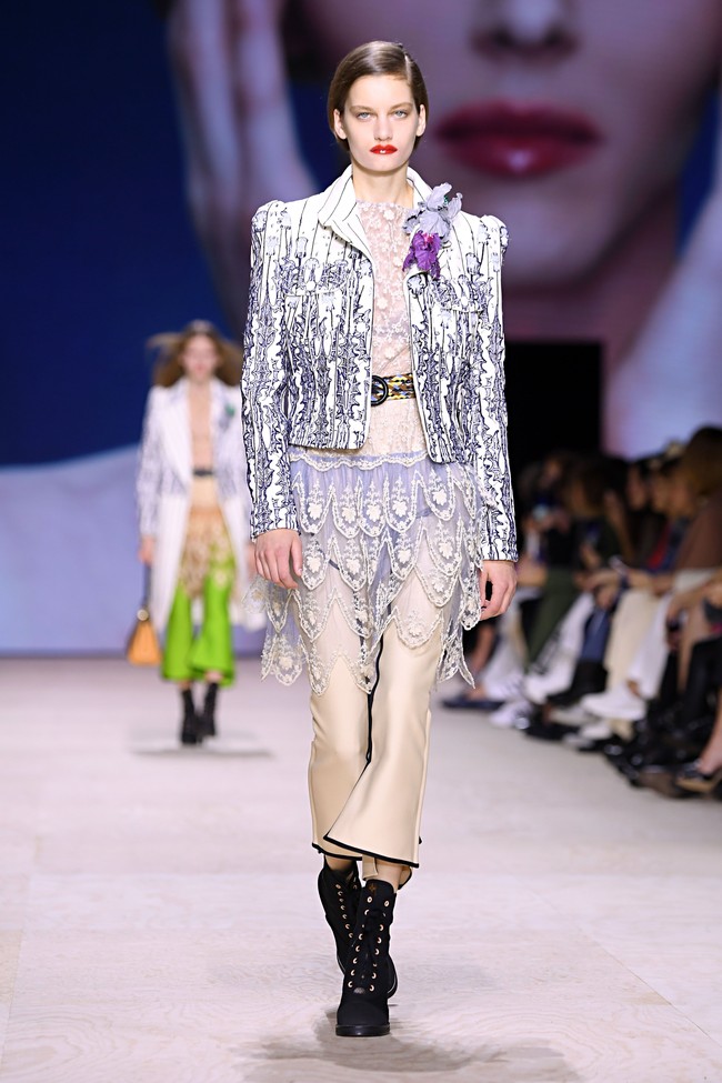 Fashion show Louis Vuitton di Paris Fashion Week, Selasa (1/10/2019) mempersembahkan koleksi busana yang terinspirasi abad ke-18 untuk musim semi 2020. (Photo by Pascal Le Segretain/Getty Images.