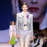 Fashion show Louis Vuitton di Paris Fashion Week, Selasa (1/10/2019) mempersembahkan koleksi busana yang terinspirasi abad ke-18 untuk musim semi 2020. (Photo by Pascal Le Segretain/Getty Images.
