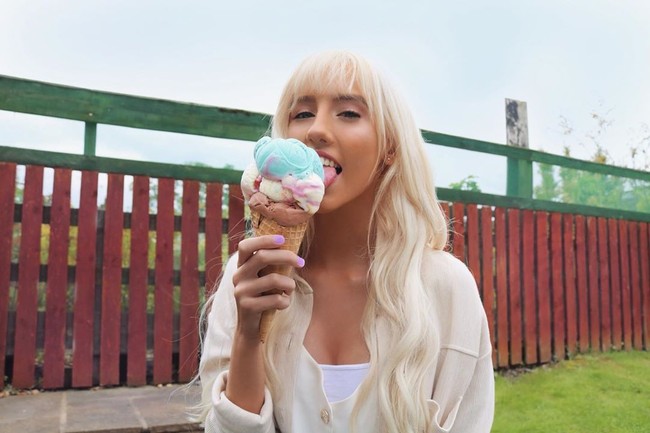 Seperti dilansir The Sun, wanita asal Blackpool ini mengungkapkan dia selalu mendapatkan lamaran pernikahan dari banyak penggemarnya yang percaya ia akan menjadi istri yang sempurna. Foto: Instagram