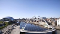 Ikonnya Newcastle yang jadi spot nongkrong adalah Gateshead Millennium Bridge. Jembatan yang terbentang di atas Sungai Tyne ini terlihat indah dengan lengkungannya (iStock)