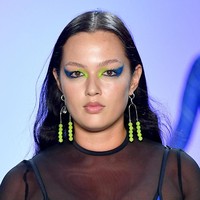 Makeup Artist Fatima Thomas yang mendandani model untuk show Chromat di New York Fashion Week 2020 membuat tampilan cukup intens. Fatima membuat riasan mata dengan menggabungkan dua warna terang, yaitu warna hijau dan biru. Ini membuat riasan jadi terfokus pada bagian mata. Foto: Getty Images