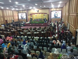 Anggota DPRD Sultra Doakan Randi-Yusuf Saat Pelantikan