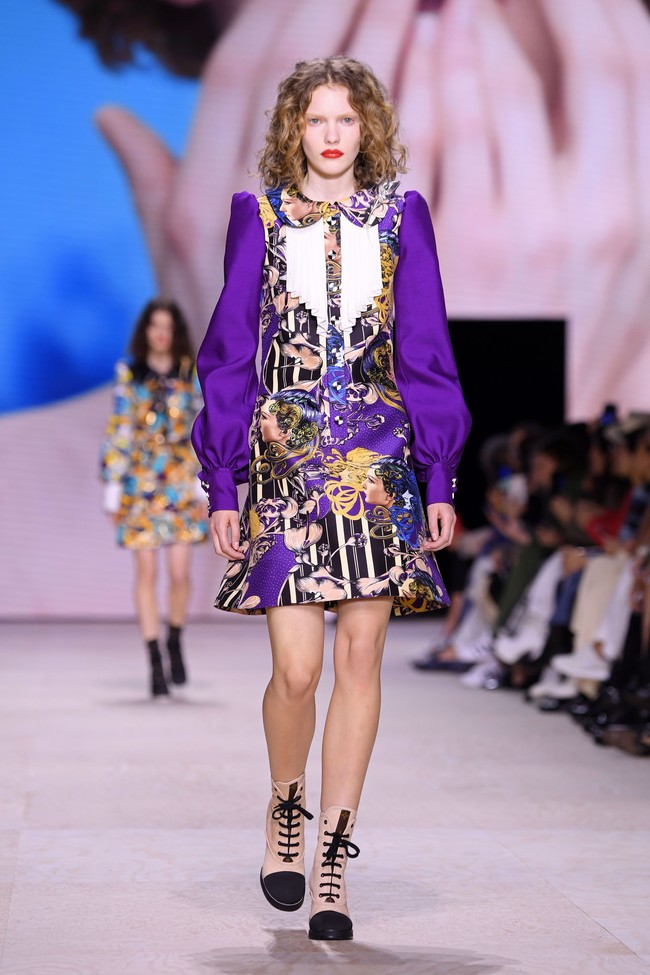 Fashion show Louis Vuitton di Paris Fashion Week, Selasa (1/10/2019) mempersembahkan koleksi busana yang terinspirasi abad ke-18 untuk musim semi 2020. (Photo by Pascal Le Segretain/Getty Images.