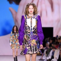 Fashion show Louis Vuitton di Paris Fashion Week, Selasa (1/10/2019) mempersembahkan koleksi busana yang terinspirasi abad ke-18 untuk musim semi 2020. (Photo by Pascal Le Segretain/Getty Images.