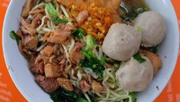 Ceker ayam yang dimasak dengan bumbu kecap membuat racikan mie ayam makin komplet enaknya. Foto : Instagram @sovifooddoaryFoto: Instagram