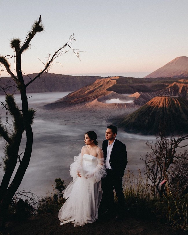 Foto prewedding Ayla Dimitri dan Rama juga menarik perhatian. Ia melakukan serangkaian foto pernikahan yang lebih ekstravagan dari pasangan kebanyakan karena dilakukan di Gunung Bromo. Foto: Instagram @ayladimitri