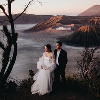 Foto prewedding Ayla Dimitri dan Rama juga menarik perhatian. Ia melakukan serangkaian foto pernikahan yang lebih ekstravagan dari pasangan kebanyakan karena dilakukan di Gunung Bromo. Foto: Instagram @ayladimitri