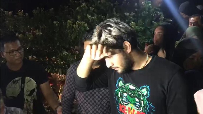 Ammar Zoni menguburkan bayi kembarnya