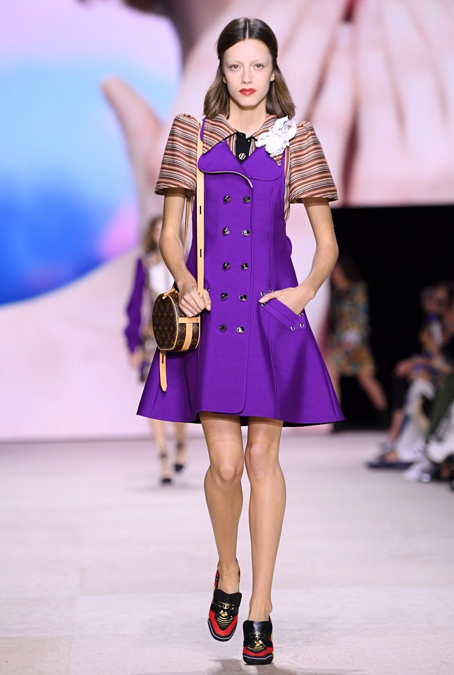 Fashion show Louis Vuitton di Paris Fashion Week, Selasa (1/10/2019) mempersembahkan koleksi busana yang terinspirasi abad ke-18 untuk musim semi 2020. (Photo by Pascal Le Segretain/Getty Images.