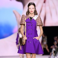 Fashion show Louis Vuitton di Paris Fashion Week, Selasa (1/10/2019) mempersembahkan koleksi busana yang terinspirasi abad ke-18 untuk musim semi 2020. (Photo by Pascal Le Segretain/Getty Images.