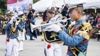 Sejumlah prajurit TNI AL bermain alat musik saat ikut serta dalam kirab kota di Yangon, Myanmar.