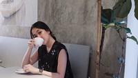 Wanita yang kini tengah menjalin kasih dengan Zakari Danubrata ini ternyata sering ngopi. Sendirian di coffee shop pun tak masalah ya hihi. Foto: Istimewa