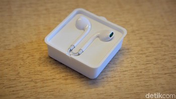 Diberikan pula earphone. Foto: Adi Fida Rahman/detikINET