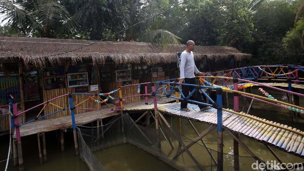 Hutan Bambu yang berada di Kelurahan Margahayu, Kota Bekasi, menjadi objek wisata favorit baru warga Bekasi. Yuk kita nikmati kesejukan rindangnya hutan bambu.