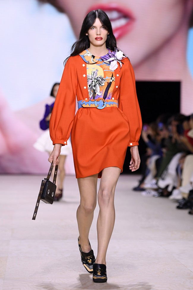 Fashion show Louis Vuitton di Paris Fashion Week, Selasa (1/10/2019) mempersembahkan koleksi busana yang terinspirasi abad ke-18 untuk musim semi 2020. (Photo by Pascal Le Segretain/Getty Images.