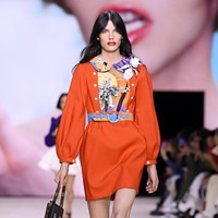 Fashion show Louis Vuitton di Paris Fashion Week, Selasa (1/10/2019) mempersembahkan koleksi busana yang terinspirasi abad ke-18 untuk musim semi 2020. (Photo by Pascal Le Segretain/Getty Images.