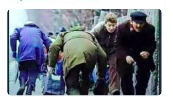 Fans MU berduyun duyun sambil tertunduk malu. Foto: Twitter