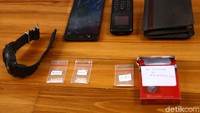 Polisi menunjukkan barang bukti sabu, arloji, dan bungkus rokok. Arloji dan bungkus rokok digunakan untuk menyimpan sabu.