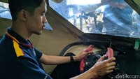 Ketua Tim Mobil Listrik Krisna Slamet Rasyid duduk di prototype mobil listrik yang dibuat selama 2 tahun terakhir dengan biaya mencapai Rp 100 juta.
