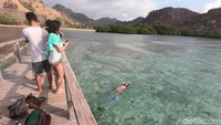 Ada dermaga kayu di Pantai Manjarite. Ya, ini bisa jadi spot foto yang cantik dan pastinya instagramable (Ahmad Masaul Khoiri/detikcom)