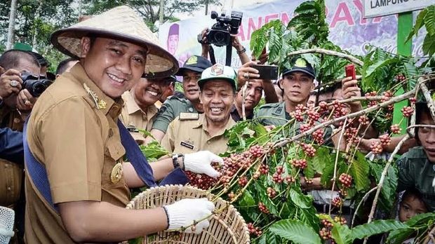 Agung Ilmu Mangkunegara, Bupati Kabupaten Lampung Utara, ditetapkan sebagai tersangka suap oleh KPK.