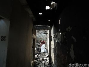 Warga Taman Sari Bersihkan Puing-puing Sisa Kebakaran