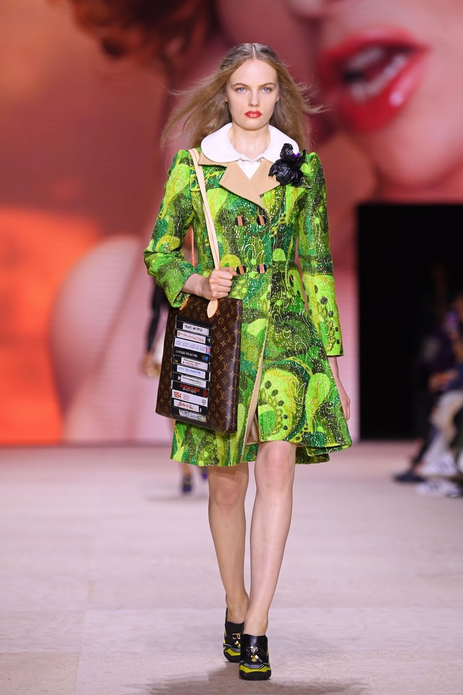 Fashion show Louis Vuitton di Paris Fashion Week, Selasa (1/10/2019) mempersembahkan koleksi busana yang terinspirasi abad ke-18 untuk musim semi 2020. (Photo by Pascal Le Segretain/Getty Images.