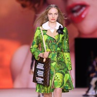 Fashion show Louis Vuitton di Paris Fashion Week, Selasa (1/10/2019) mempersembahkan koleksi busana yang terinspirasi abad ke-18 untuk musim semi 2020. (Photo by Pascal Le Segretain/Getty Images.