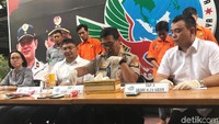 Daffa dan barang bukti yang dihadirkan oleh polisi di depan wartawan.