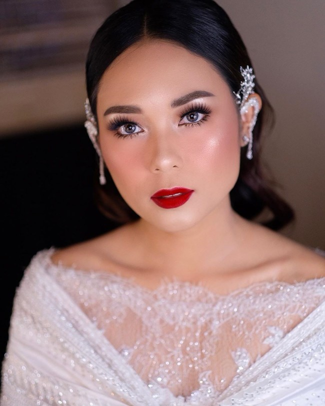 Sedangkan untuk resepsi, ia dirias oleh Marlene Hariman dengan busana Sapto Djojokartiko dan anting Rinaldy A. Yunardi. Foto: Instagram Marleen Hariman
