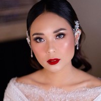Sedangkan untuk resepsi, ia dirias oleh Marlene Hariman dengan busana Sapto Djojokartiko dan anting Rinaldy A. Yunardi. Foto: Instagram Marleen Hariman