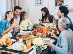Saat Makan Beramai-ramai Orang Cenderung Makan Banyak, Ini Kata Ahli