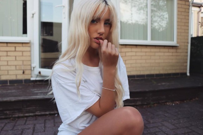 Ally juga menambahkan bahwa keluarganya tak mendukung kariernya karena menjual foto-foto dirinya dalam balutan busana minim. Ia pun merasa hancur karena kariernya tak mendapat restu dari orangtua. Foto: Instagram