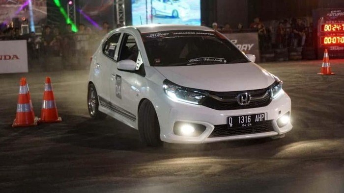 PT Honda Prospect Motor menggelar kompetisi slalom Brio Saturday Night Challenge (BSNC) di Parkir Timur Plaza Surabaya, 5 Oktober lalu. Sebanyak 59 peserta ikut ambil bagian.