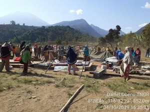 Warga Protes Lahan di Gunung Rinjani Sambil Nyanyi Garuda Pancasila