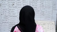 Seorang warga membaca daftar bantuan untuk korban kebakaran di kelurahan Maphar, Kecamatan Taman Sari.