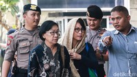 Yuliana Enganita Dibyo dan Irene Irma berjalan memasuki gedung KPK untuk menjalani pemeriksaan.
